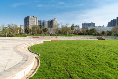 Bahar Parkı ve modern şehir