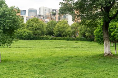 Bahar Parkı ve modern şehir