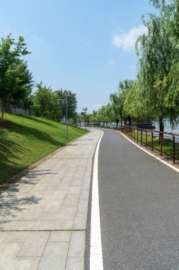 Modern şehirde yürüyüş yolu