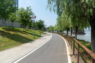 Modern şehirde yürüyüş yolu