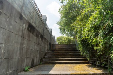 Modern bir binanın korkuluk ve merdivenlerinin detaylarını kapat.