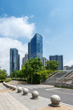 Şehirdeki boş şehir yolu ve binalar