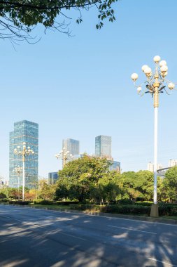 Şehirdeki boş şehir yolu ve binalar