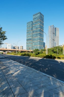 Şehirdeki boş şehir yolu ve binalar