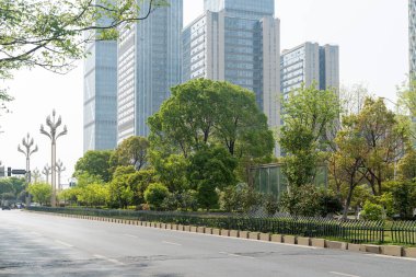 Şehirdeki boş şehir yolu ve binalar