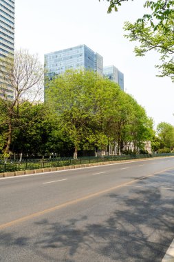 Şehirdeki boş şehir yolu ve binalar