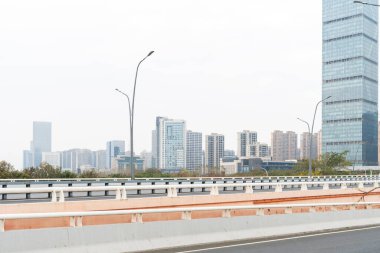 Şehirdeki boş şehir yolu ve binalar