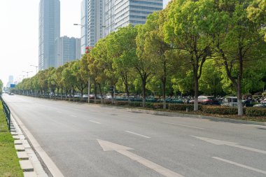 Şehirdeki boş şehir yolu ve binalar
