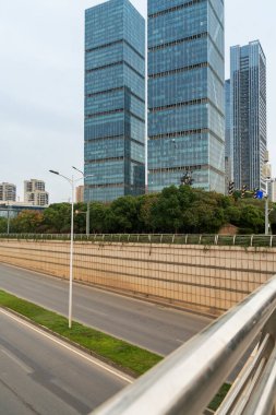 Şehirdeki boş şehir yolu ve binalar