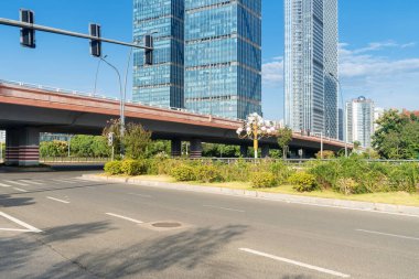 Şehirdeki boş şehir yolu ve binalar