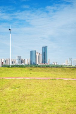 Şangay 'da modern bina geçmişi olan şehir parkı.