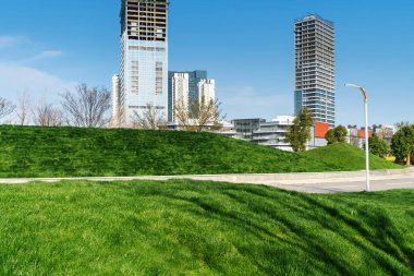 Şangay 'da modern bina geçmişi olan şehir parkı.