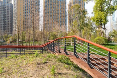 Şangay 'da modern bina geçmişi olan şehir parkı.