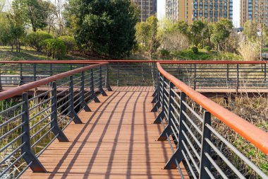 Şehir parkında tahta kaldırım. 