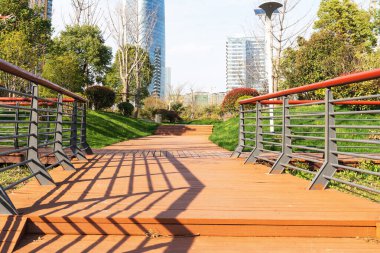 Şangay 'da modern bina geçmişi olan şehir parkı.