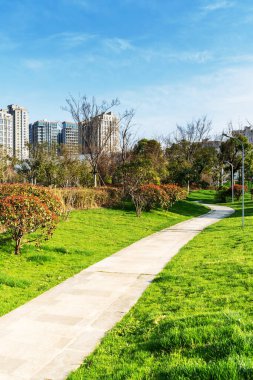 Modern şehirde yürüyüş yolu