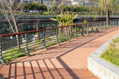 Şehir parkında tahta kaldırım. 