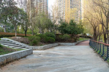 Modern şehirde yürüyüş yolu