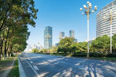 Şehirdeki boş şehir yolu ve binalar
