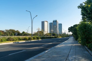 Şehirdeki boş şehir yolu ve binalar