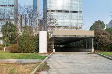Modern bina yeraltı otoparkı çıkışı.