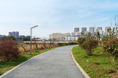 Modern şehirde yürüyüş yolu