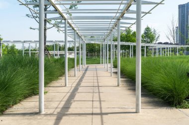 Bahar Parkı ve modern şehir