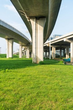 Şehirdeki üst geçidin altında beton yapı ve asfalt yol alanı