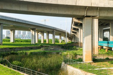 Şehirdeki üst geçidin altında beton yapı ve asfalt yol alanı