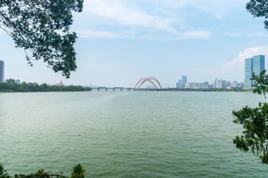 İnanılmaz Modern Köprü mavi gökyüzüne karşı