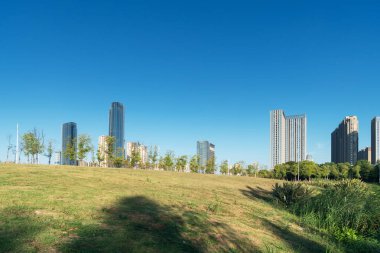 Şangay 'da modern bina geçmişi olan şehir parkı.