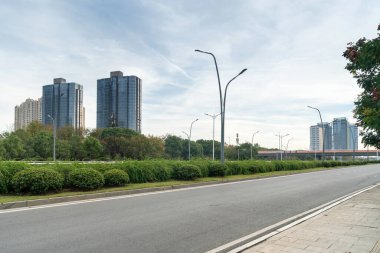 Şehirdeki boş şehir yolu ve binalar