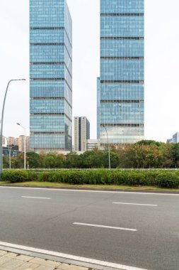 Şehirdeki boş şehir yolu ve binalar