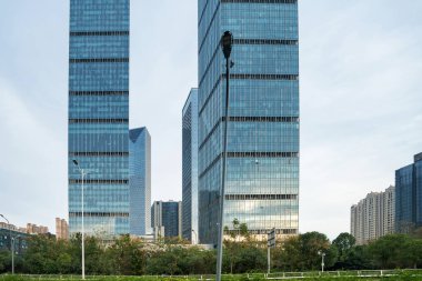 Cam ofis binasının güzel arka planı, açık pencerelerdeki bulutları yansıtıyor.