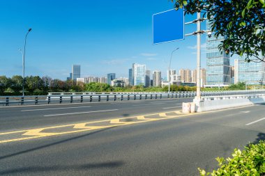 Şehirdeki boş şehir yolu ve binalar