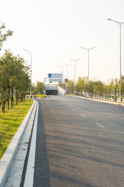 Şehirdeki boş şehir yolu ve binalar
