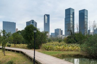 Bahar Parkı ve modern şehir