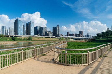 Şangay 'da modern bina geçmişi olan şehir parkı.