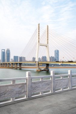 İnanılmaz Modern Köprü mavi gökyüzüne karşı