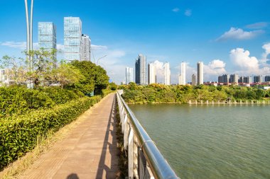 Modern şehirde yürüyüş yolu