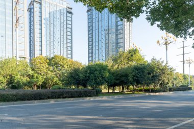 Şehirdeki boş şehir yolu ve binalar