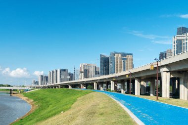 Şangay 'da modern bina geçmişi olan şehir parkı.