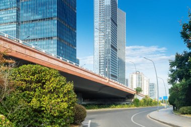 Şehirdeki boş şehir yolu ve binalar