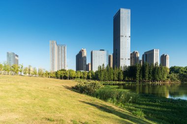 Şangay 'da modern bina geçmişi olan şehir parkı.