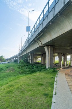 Şehirdeki üst geçidin altında beton yapı ve asfalt yol alanı