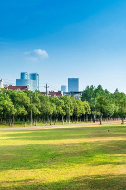 Bahar Parkı ve modern şehir