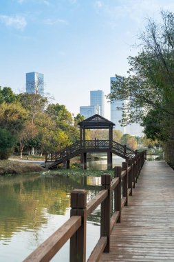 Bahar Parkı ve modern şehir