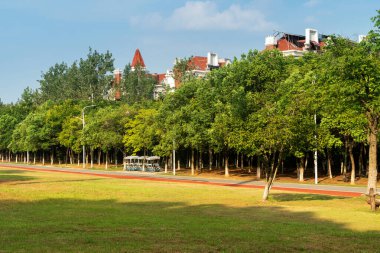 Bahar Parkı ve modern şehir