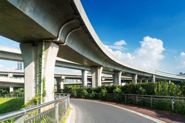 Şehirdeki üst geçidin altında beton yapı ve asfalt yol alanı