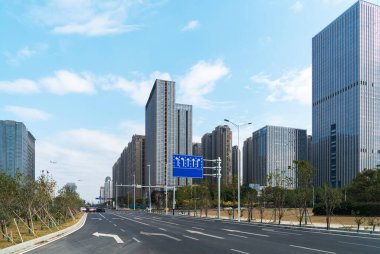 Şehirdeki boş şehir yolu ve binalar